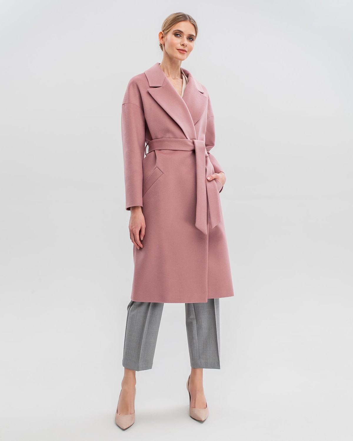 Пальто-халат из плотной шерсти с кашемиром. Модель прямого силуэтас английским воротником.Пальто дополнено двумя вместительными карманами,без застежки, с поясом из основного материала.

На модели размер XS