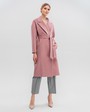 Пальто-халат из плотной шерсти с кашемиром. Модель прямого силуэтас английским воротником.Пальто дополнено двумя вместительными карманами,без застежки, с поясом из основного материала.

На модели размер XS