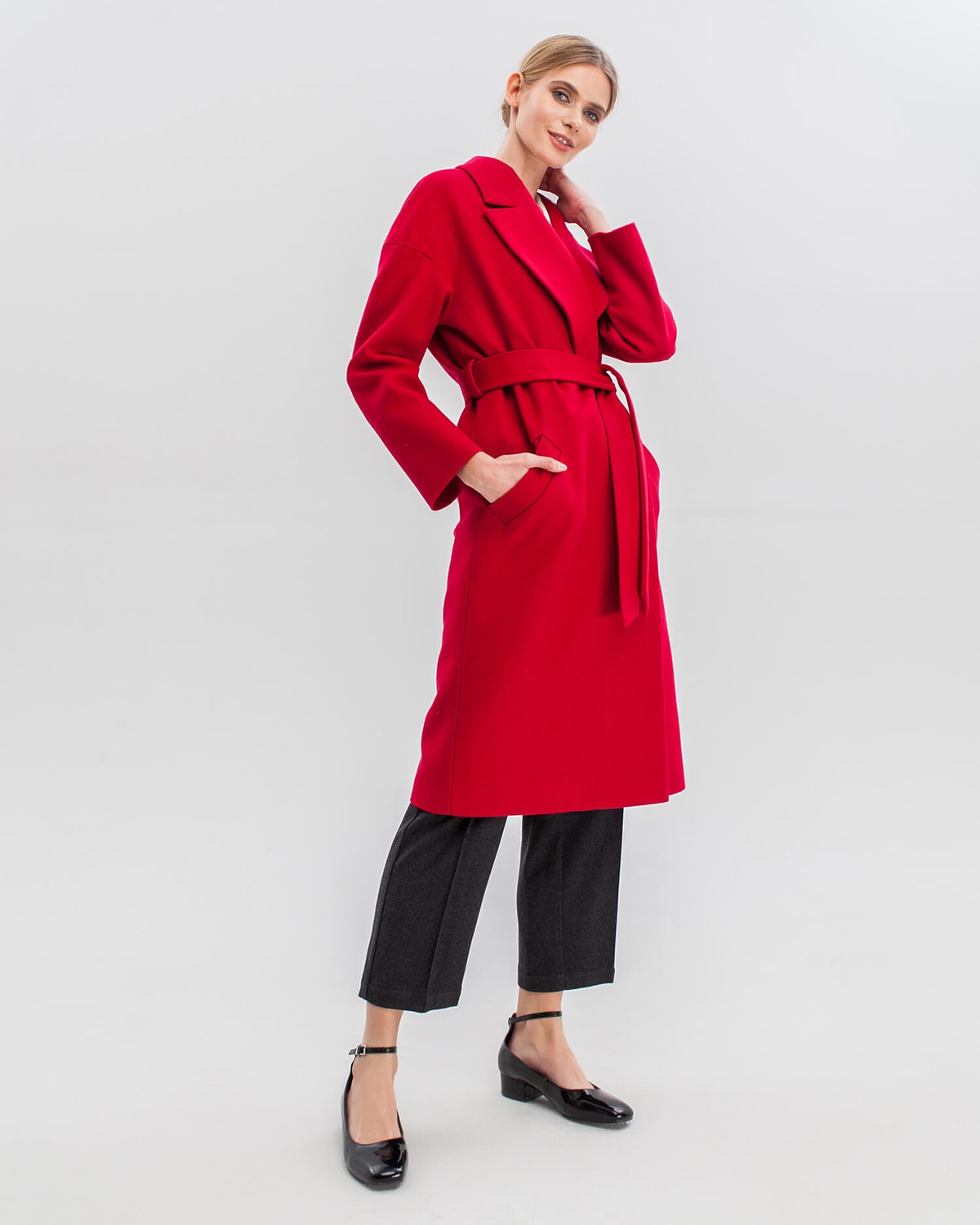 Пальто-халат из плотной шерсти с кашемиром. Модель прямого силуэтас английским воротником.Пальто дополнено двумя вместительными карманами,без застежки, с поясом из основного материала.

На модели размер XS