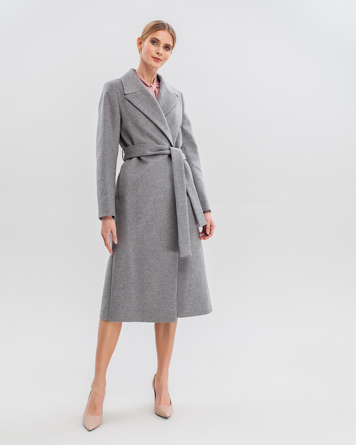 Пальто из плотной шерсти на подкладе. Модель прямого силуэта с английским воротником, классической линией плеча. Дополнено двумя вместительными втачными карманами и поясом из основного материала.
Женственный силуэт пальто и пояс, подчеркивающий талию, делает эту модель идеальным вариантом для любителей классики.

На модели размер XS