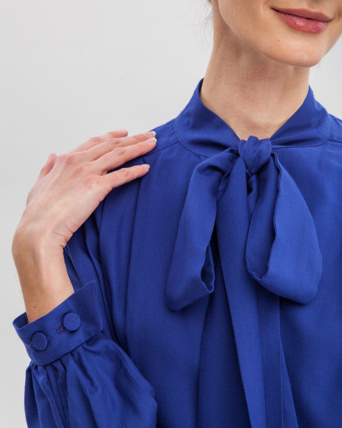 Блуза BL010, цвет: синий Allweneed Блуза с широкими рукавами, узкими манжетами, драпировкой и бантом на груди добавит женственности любому деловому образу.