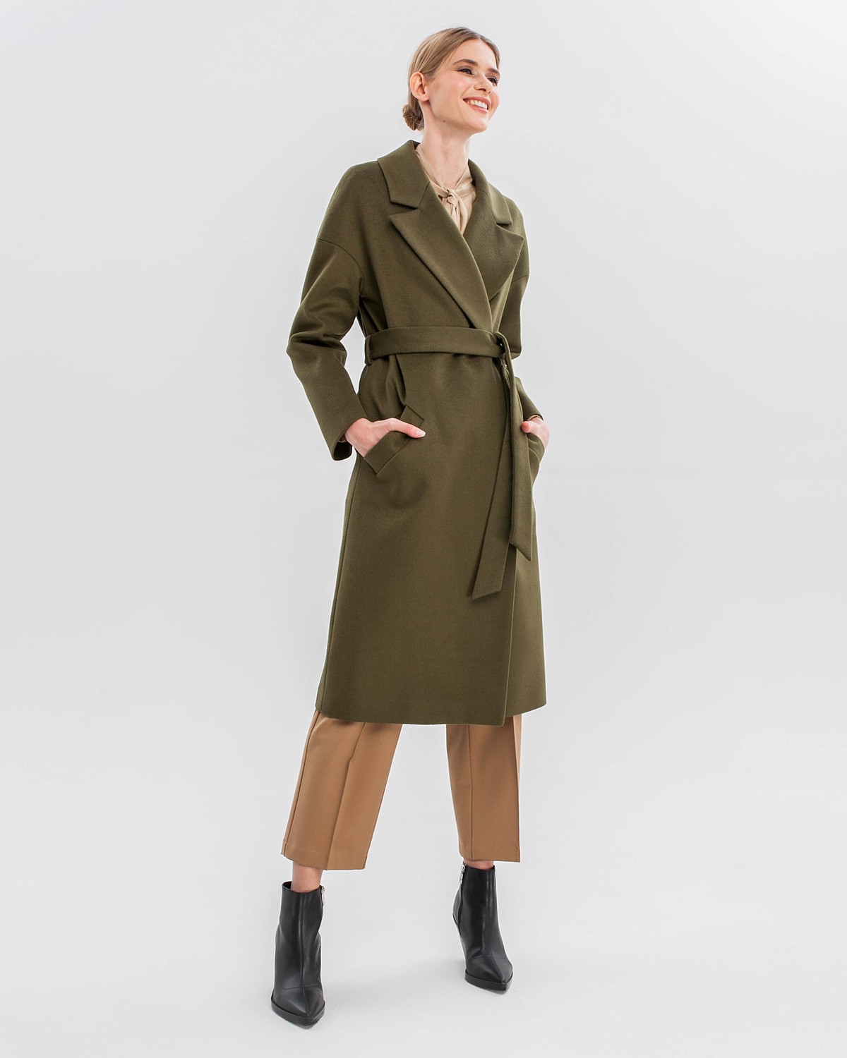 Пальто-халат из плотной шерсти с кашемиром. Модель прямого силуэтас английским воротником.Пальто дополнено двумя вместительными карманами,без застежки, с поясом из основного материала.

На модели размер XS