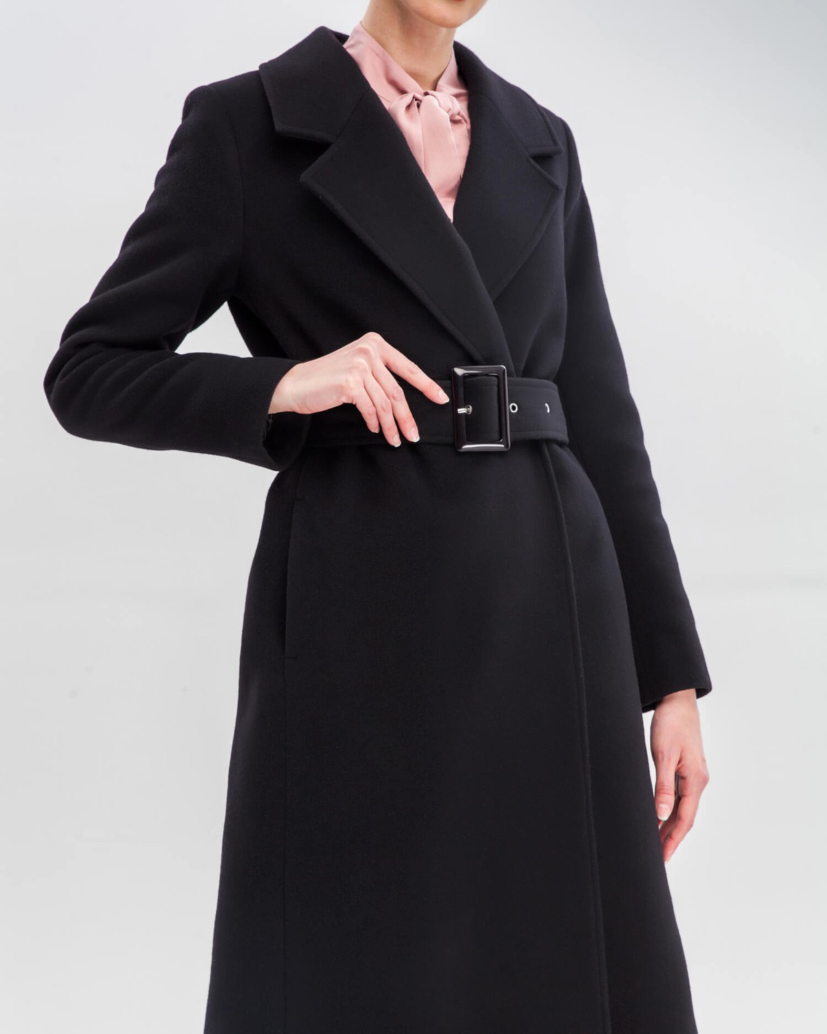 Пальто-халат зимнее с поясом с пряжкой, цвет: Черный Allweneed Утепленное пальто-халат с втачанным рукавом классической посадки и английским воротником. Дополнено поясом с пряжкой в тон изделия. Благодаря утонченному крою и утеплителю в подкладке с пальто можно создавать элегантные и женственные зимние образы.
Модель будет согревать вас до -10 градусов.
На модели размер XS