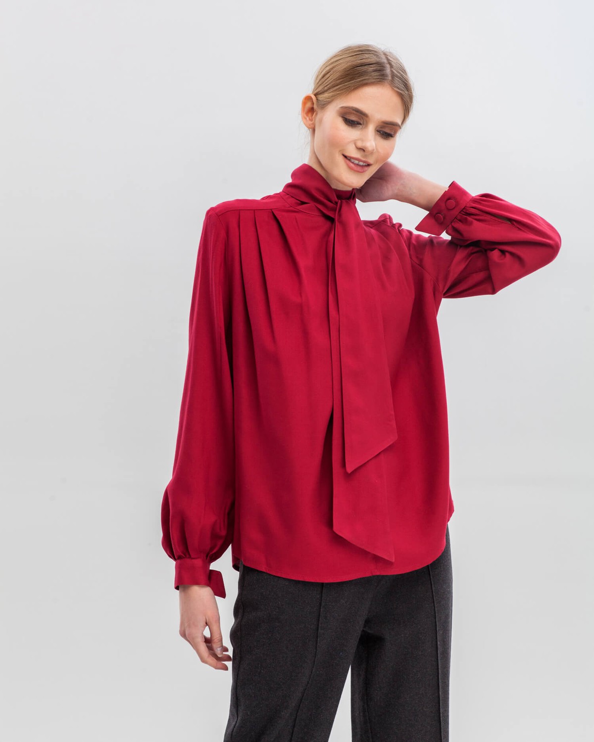 Блуза BL010, цвет: красный Allweneed Блуза с широкими рукавами, узкими манжетами, драпировкой и бантом на груди добавит женственности любому деловому образу.