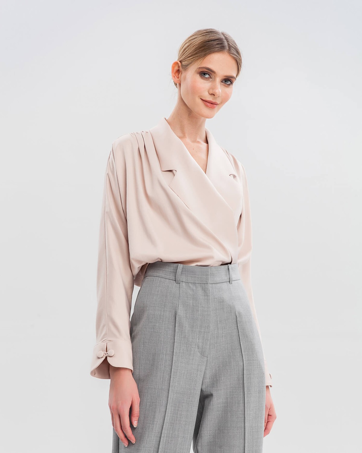 Объемная блуза с английским воротником и драпировкой на плечах из шелковистой вискозы. Сочетайте блузу с вещами с высокой посадкой для создания стильных, деловых и вечерних образов.