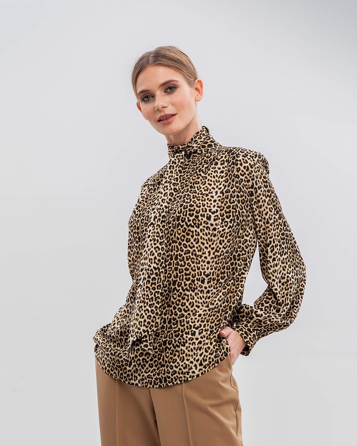 Блуза с широкими рукавами, узкими манжетами, драпировкой и бантом на груди добавит женственности любому деловому образу.
