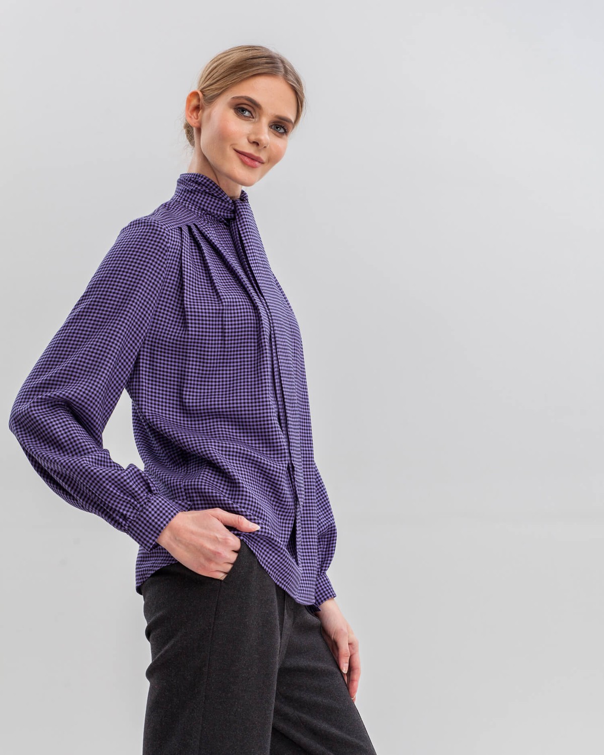 Блуза BL010, цвет: фиолетовая клетка Allweneed Блуза с широкими рукавами, узкими манжетами, драпировкой и бантом на груди добавит женственности любому деловому образу.