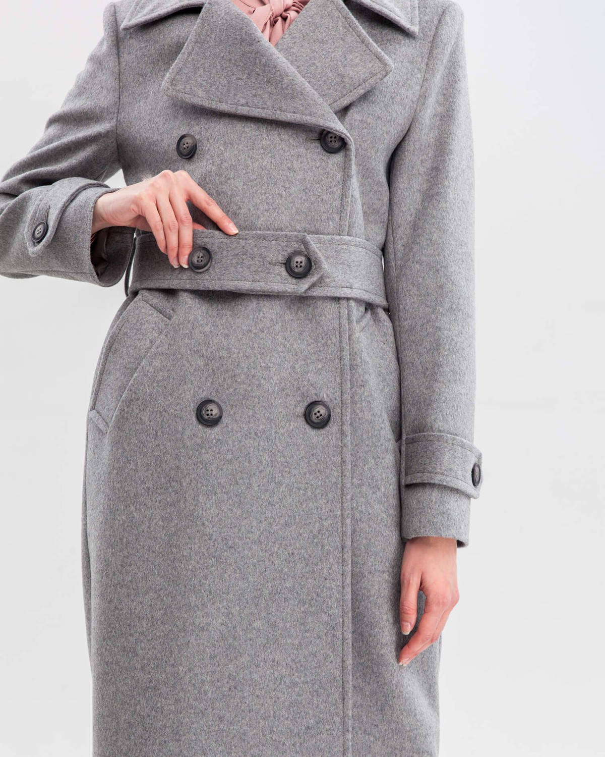 Двубортное пальто-тренчс кокеткой по спинке, широким поясом на пуговицах и шлицей сзади.
Рукава декорированы патами на пуговицах. Классический крой в сочетании с элементами стиля милитари - альтернатива минимализму.