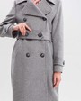 Двубортное пальто-тренчс кокеткой по спинке, широким поясом на пуговицах и шлицей сзади.
Рукава декорированы патами на пуговицах. Классический крой в сочетании с элементами стиля милитари - альтернатива минимализму.