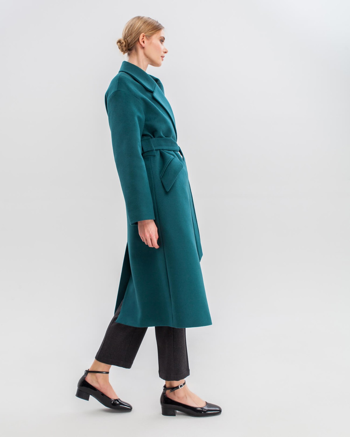 Зимнее пальто из плотной шерсти на подкладе из шерстепона. Модель прямого силуэта с английским воротником, дополнена двумя вместительными карманами,без застежки, с поясом из основного материала.

Температурный режим: до -10 градусов