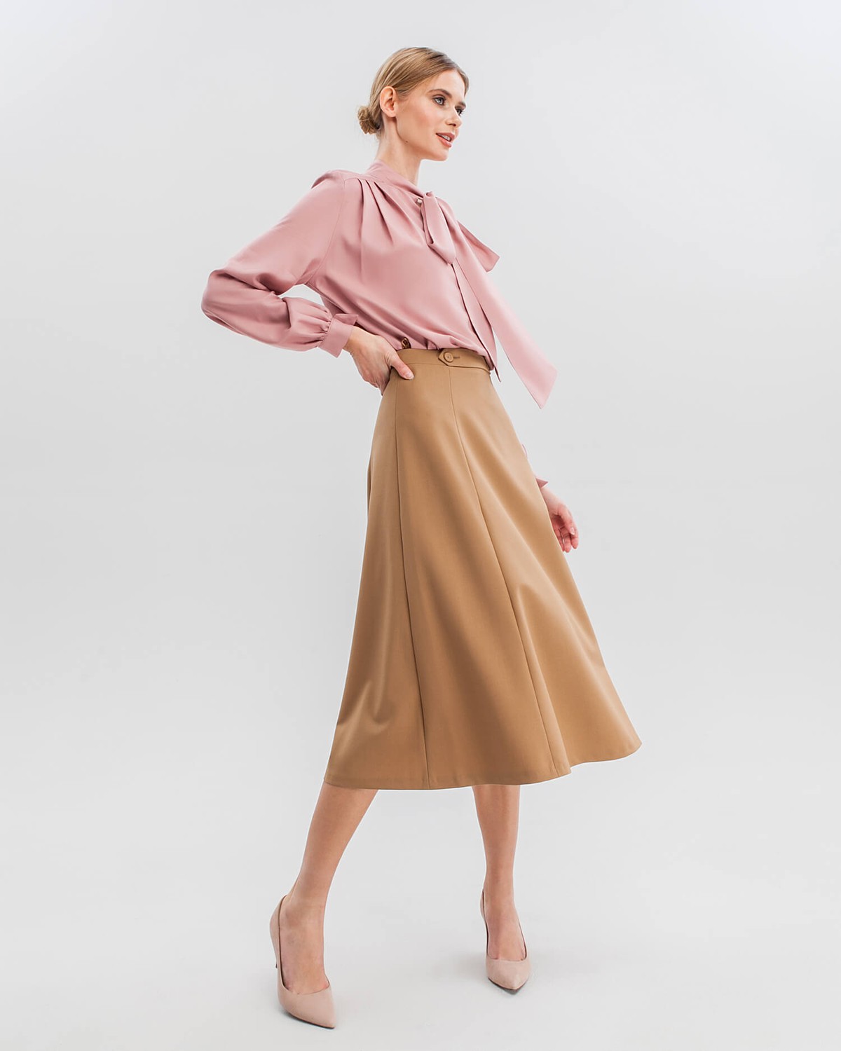 Юбка длины миди силуэта трапеция позволяет создавать женственные утонченные образы даже зимой.

На модели размер XS
