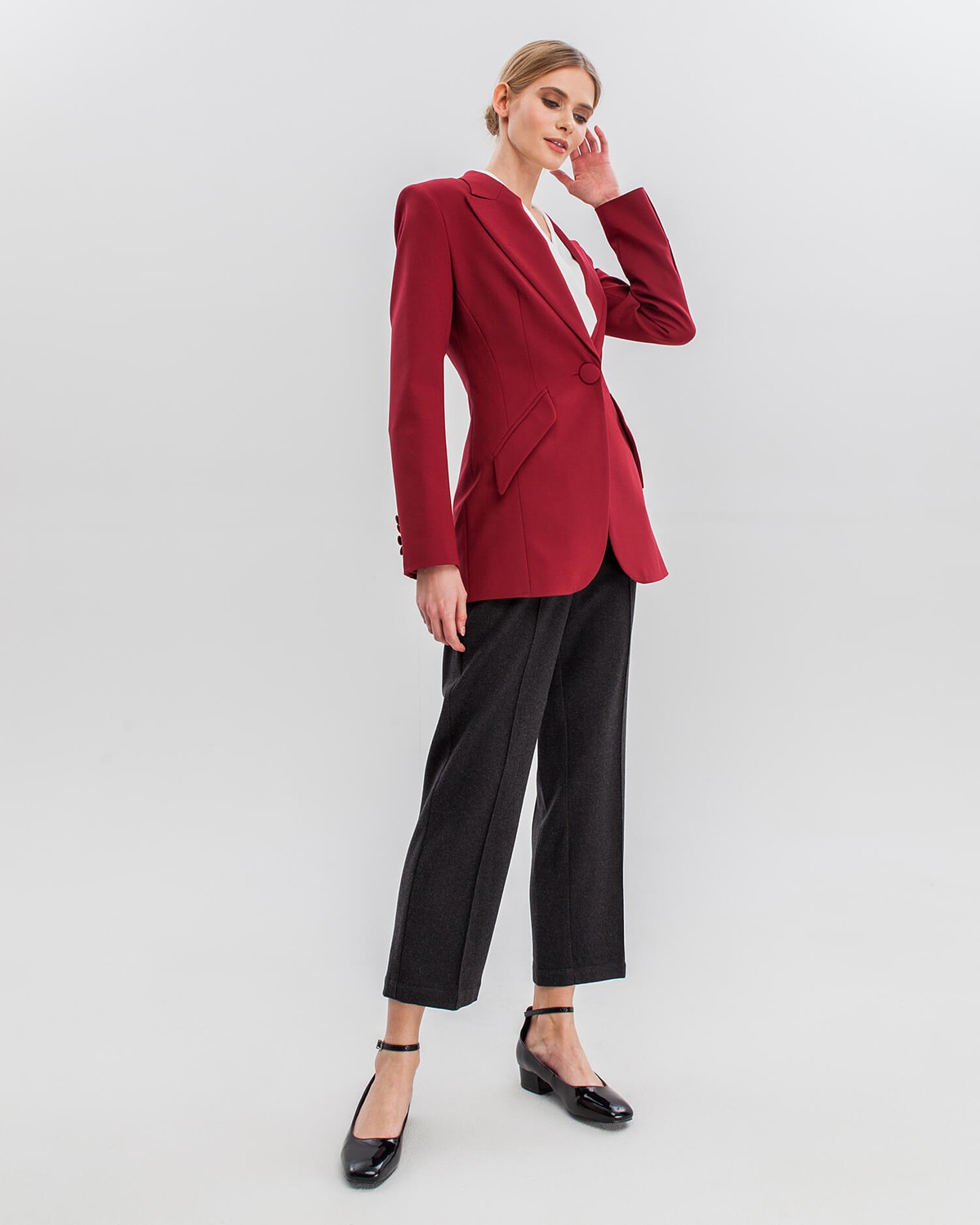 Жакет однобортный с накладными карманами, цвет: винный Allweneed Приталенный однобортный жакет с накладными карманами и застежкой на одну пуговицу. Дополнен обтяжными пуговицами в тон изделия. Для созданияженственных деловых образов сочетайте с брюками в тон или юбками длины миди.
На модели размер XS