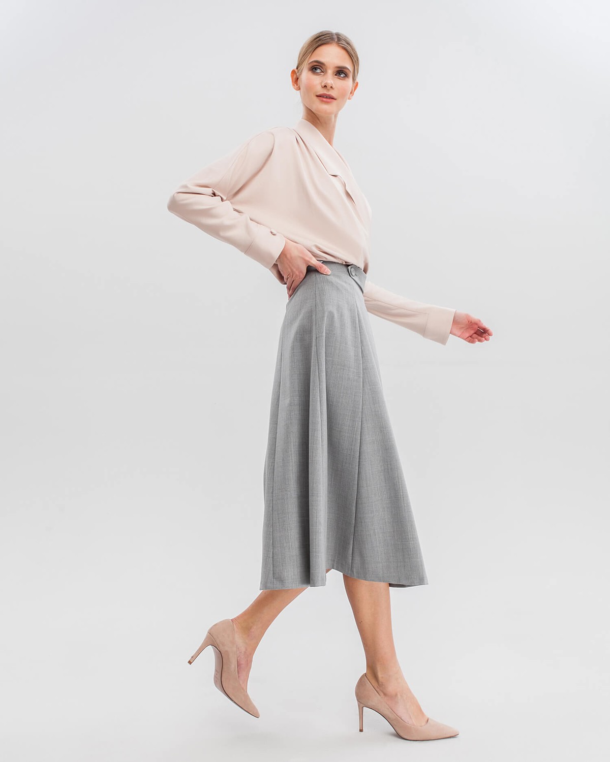 Юбка длины миди силуэта трапеция позволяет создавать женственные утонченные образы даже зимой.

На модели размер XS
