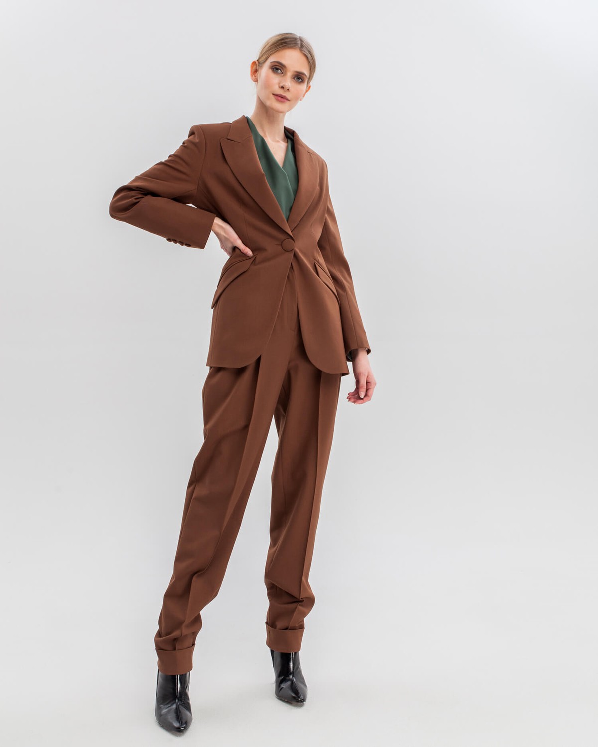 Приталенный однобортный жакет с накладными карманами и застежкой на одну пуговицу. Дополнен обтяжными пуговицами в тон изделия. Для созданияженственных деловых образов сочетайте с брюками в тон или юбками длины миди.

На модели размер XS