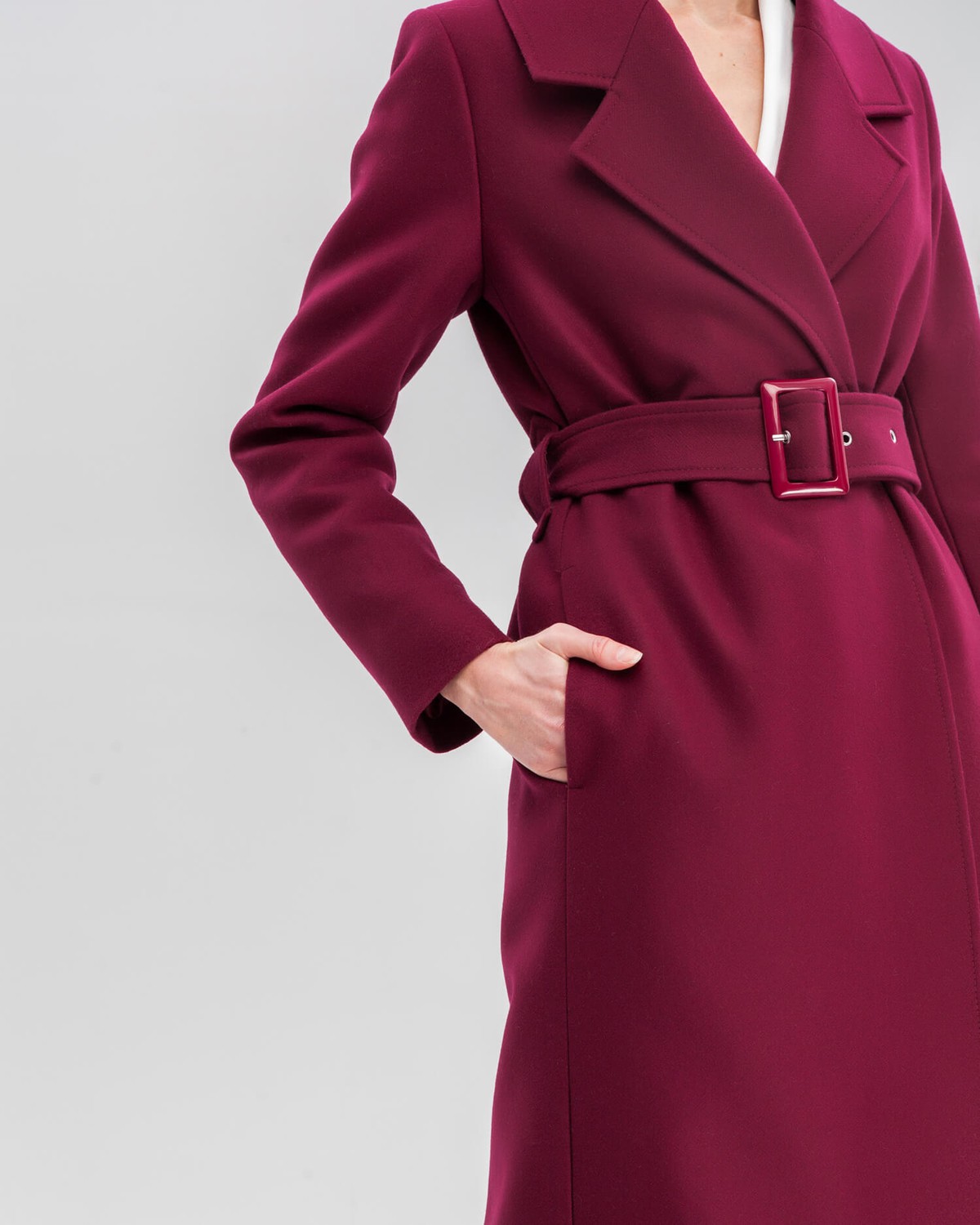 Утепленное пальто-халат с втачанным рукавом классической посадки и английским воротником. Дополнено поясом с пряжкой в тон изделия. Благодаря утонченному крою и утеплителю в подкладке с пальто можно создавать элегантные и женственные зимние образы.

Модель будет согревать вас до -10 градусов.

На модели размер XS