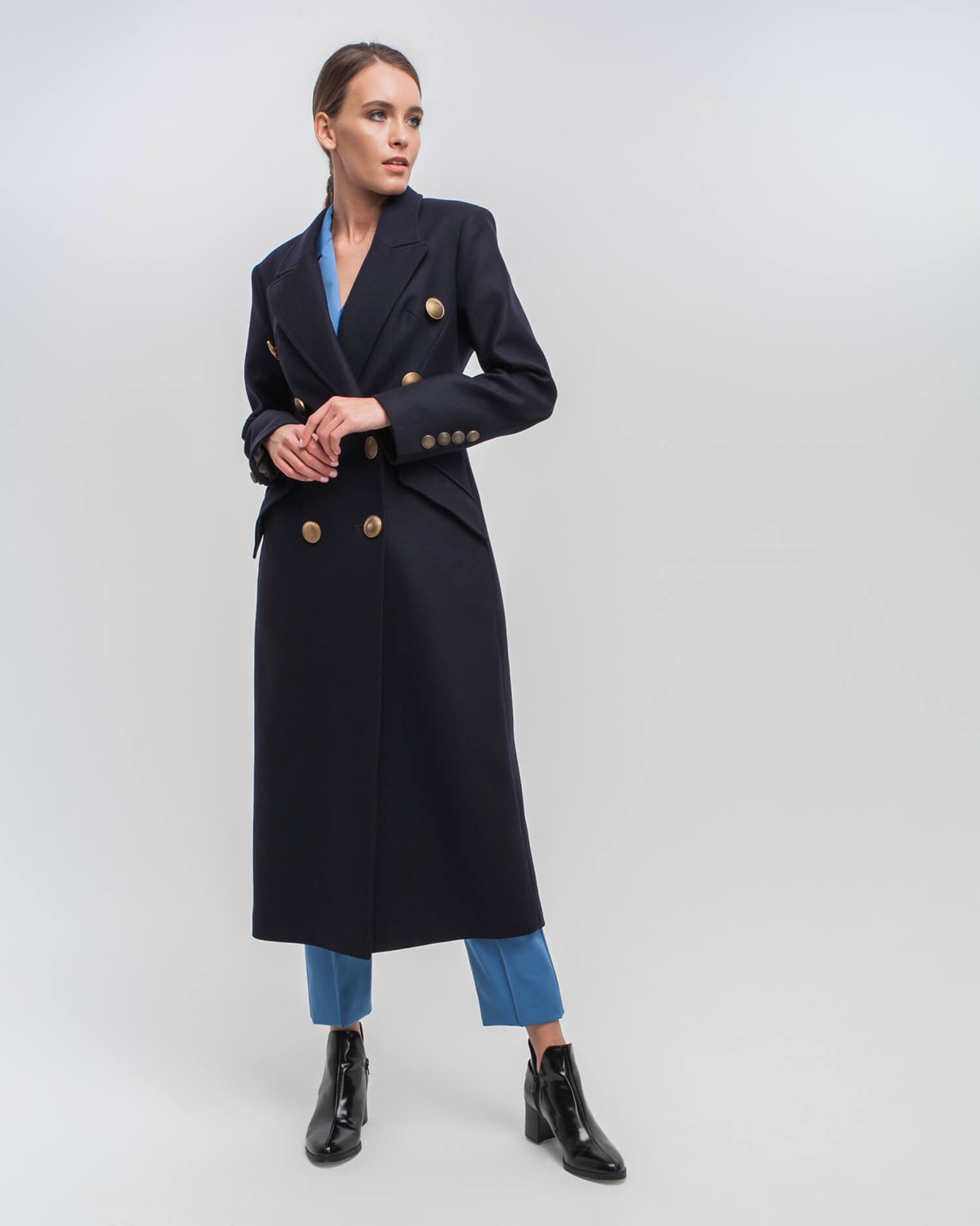 Двубортное пальто приталенного силуэта длины миди с клапанами на карманах. Четкая линия пальто плеч и клапаны на карманах в сочетании с приталенным силуэтом формирует идеальную фигуру-песочные часы.

На модели размер XS