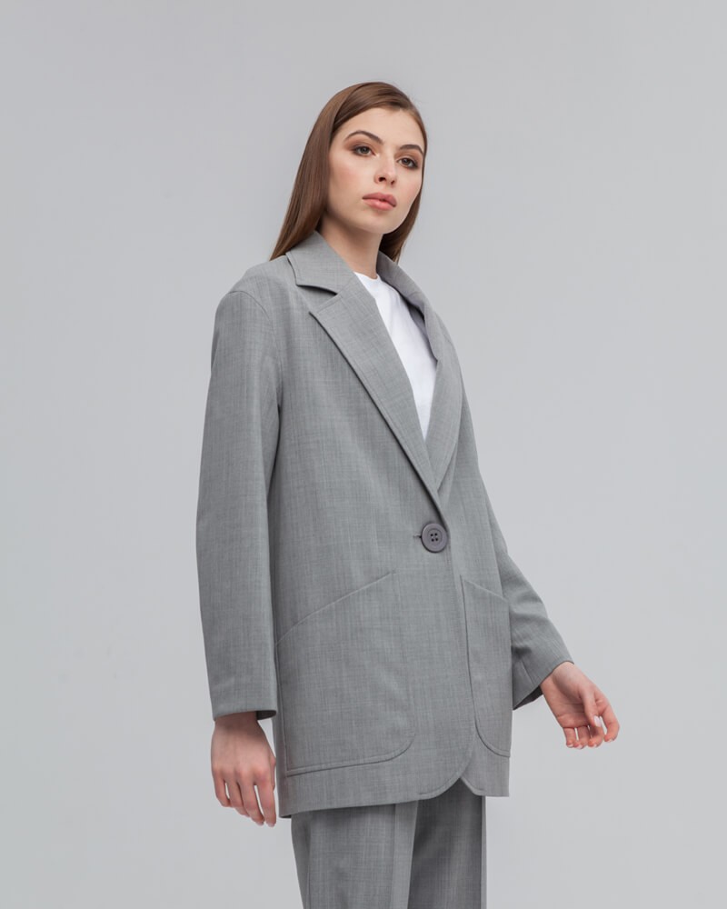 Однобортный жакет свободного кроя из фактурной ткани с содержанием шерсти, - еще одна вариация любимого всеми стиля smart-casual. Расслабленный силуэт данной модели отлично подойдет для создания повседневных образов.

На модели размер XS
