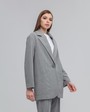 Однобортный жакет свободного кроя из фактурной ткани с содержанием шерсти, - еще одна вариация любимого всеми стиля smart-casual. Расслабленный силуэт данной модели отлично подойдет для создания повседневных образов.

На модели размер XS
