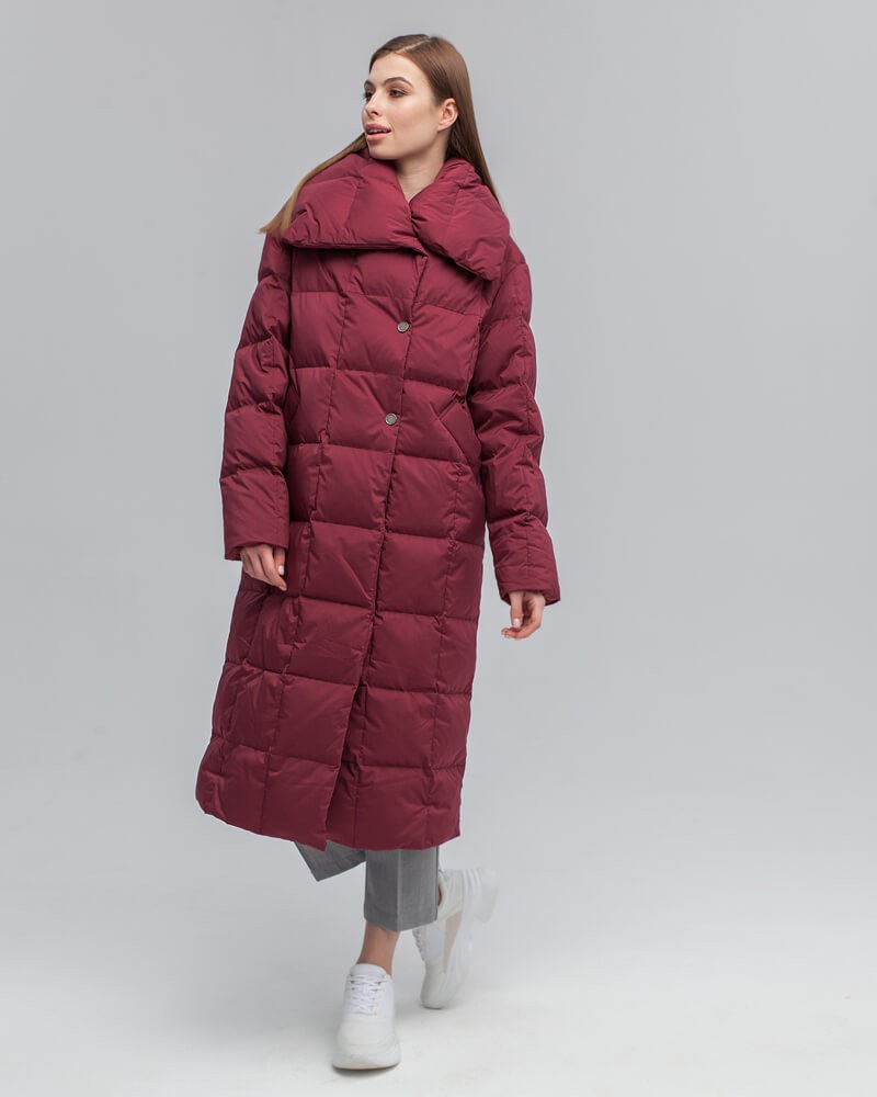 Стеганый пуховик - пик популярности в этом сезоне. Данная модель дополненавысоким воротом. Он позволяет носить пуховик без шарфа.
Изделие дополнено втачными карманами.Застежка на кнопки.
У модели удобный крой рукава, что позволяет подвернуть или укоротить его.

Защищает от ветра и дождя, держит тепло до -25.

На модели размер XS/S