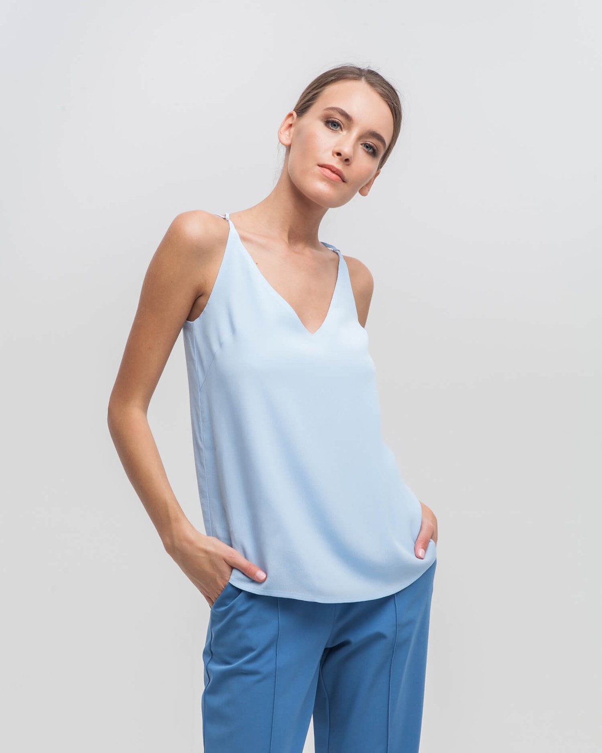 Топ в бельевом стиле приталенного силуэта с застежкой на молнию на спине. За счет подкладки на чашечках топа его можно носить без нижнего белья. Подходит, как для делового гардероба, так и для создания вечерних образов.