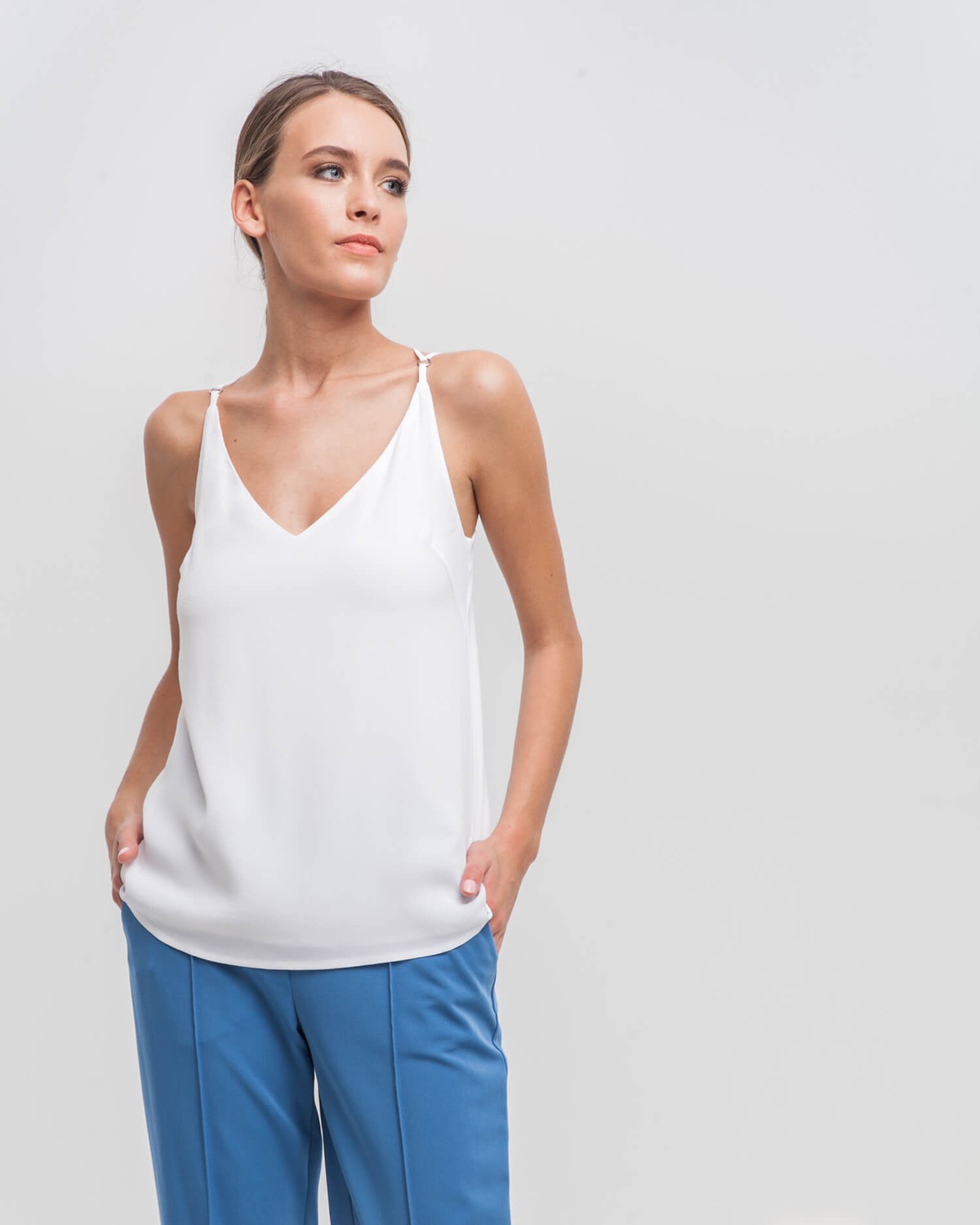 Топ в бельевом стиле приталенного силуэта с застежкой на молнию на спине. За счет подкладки на чашечках топа его можно носить без нижнего белья. Подходит, как для делового гардероба, так и для создания вечерних образов.