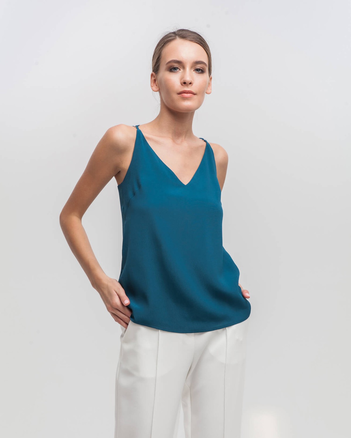 Топ в бельевом стиле приталенного силуэта с застежкой на молнию на спине. За счет подкладки на чашечках топа его можно носить без нижнего белья. Подходит, как для делового гардероба, так и для создания вечерних образов.