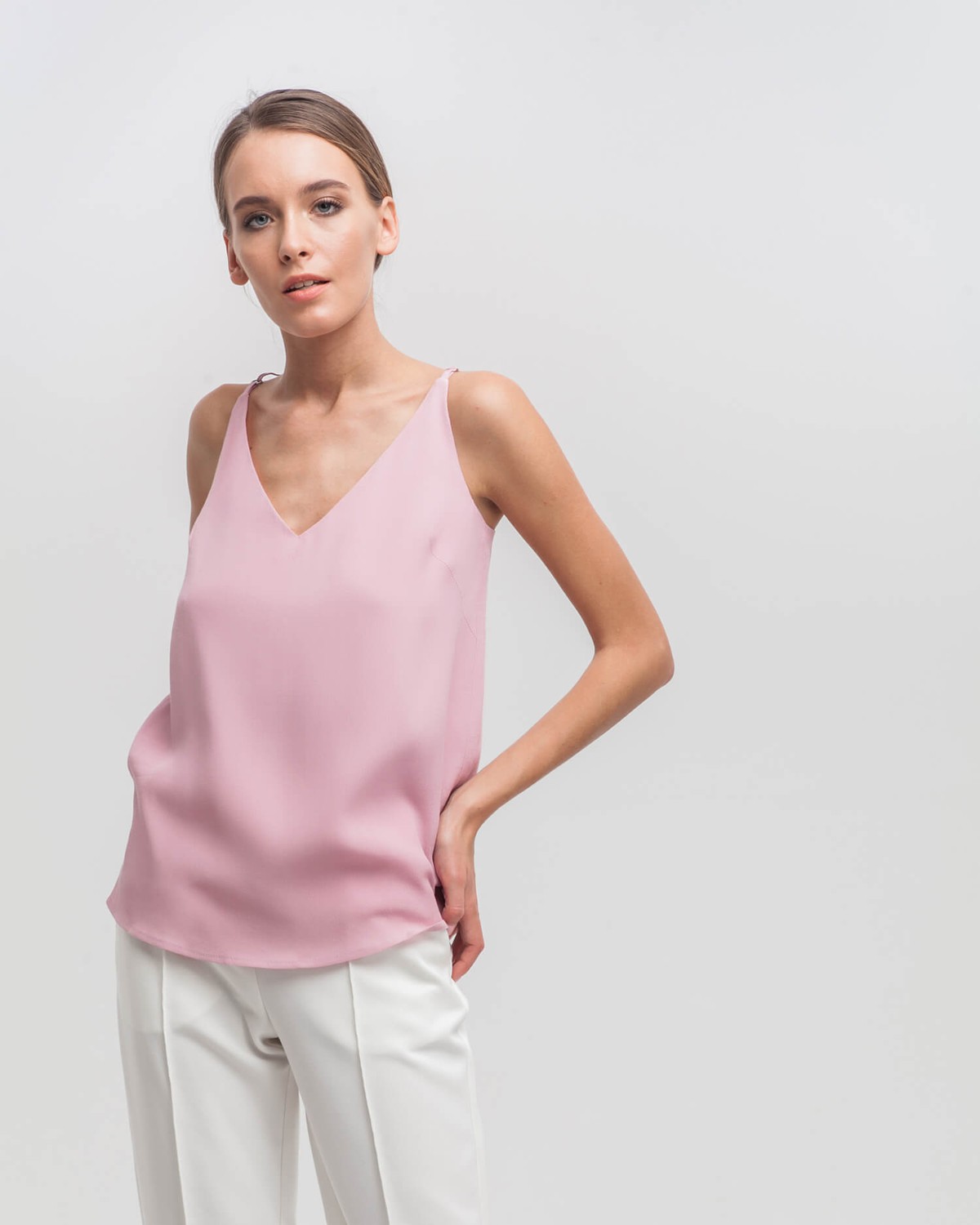 Топ в бельевом стиле приталенного силуэта с застежкой на молнию на спине. За счет подкладки на чашечках топа его можно носить без нижнего белья. Подходит, как для делового гардероба, так и для создания вечерних образов.