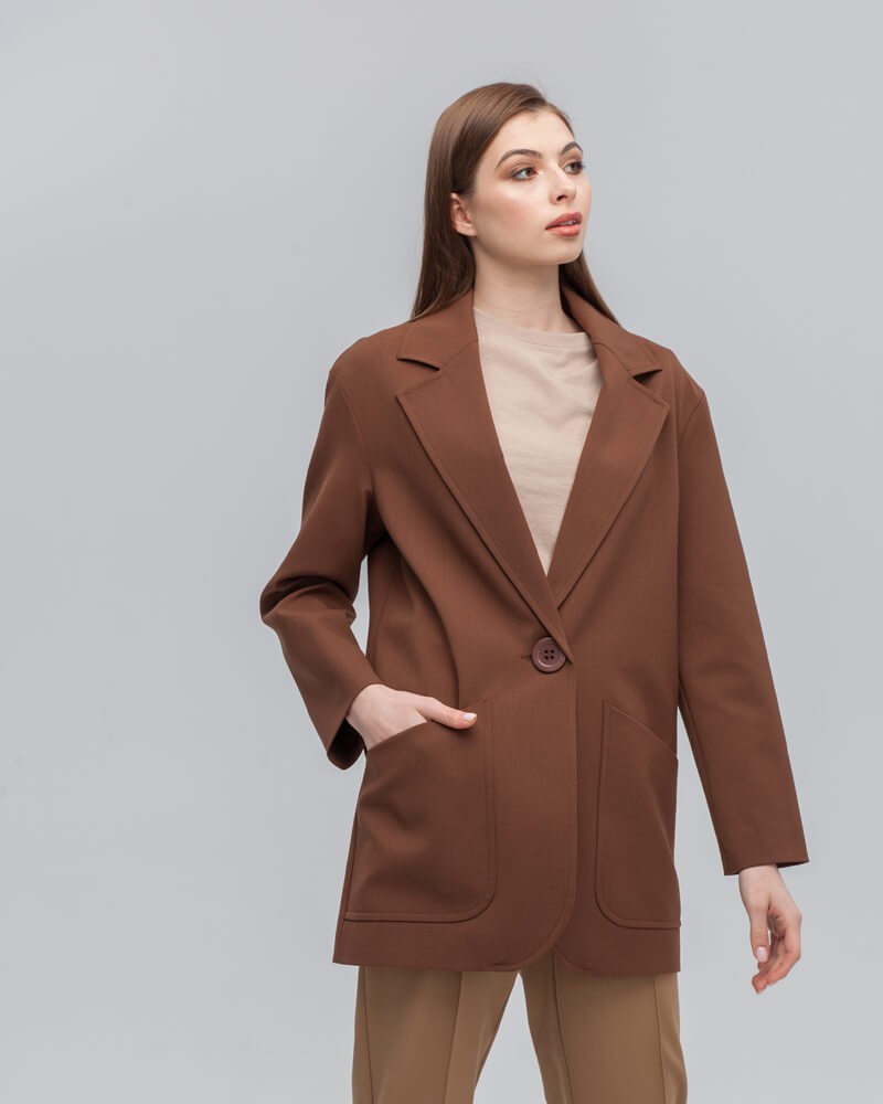 Жакет однобортный свободного кроя, цвет: коричневый Allweneed Однобортный жакет свободного кроя из фактурной ткани с содержанием шерсти, - еще одна вариация любимого всеми стиля smart-casual. Расслабленный силуэт данной модели отлично подойдет для создания повседневных образов.
На модели размер XS