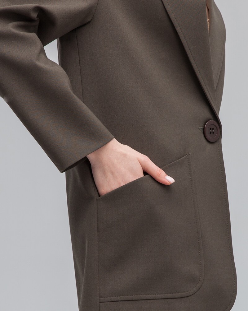 Однобортный жакет свободного кроя из фактурной ткани с содержанием шерсти, - еще одна вариация любимого всеми стиля smart-casual. Расслабленный силуэт данной модели отлично подойдет для создания повседневных образов.

На модели размер XS
