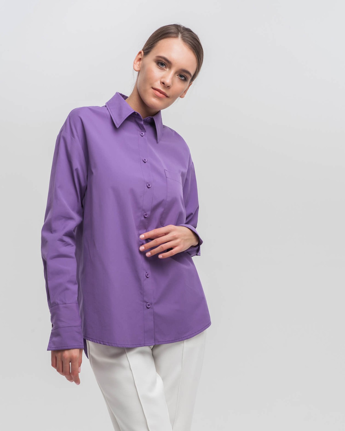 Рубашка SH005-2, цвет: фиолетовый Allweneed Свободная рубашка прямого кроя из хлопка с удлиненными манжетами на рукавах. Дополнена карманом на груди. Современная альтернатива базовой белой рубашке. Сочетайте ее с костюмами, брюками и юбками для создания деловых образов.