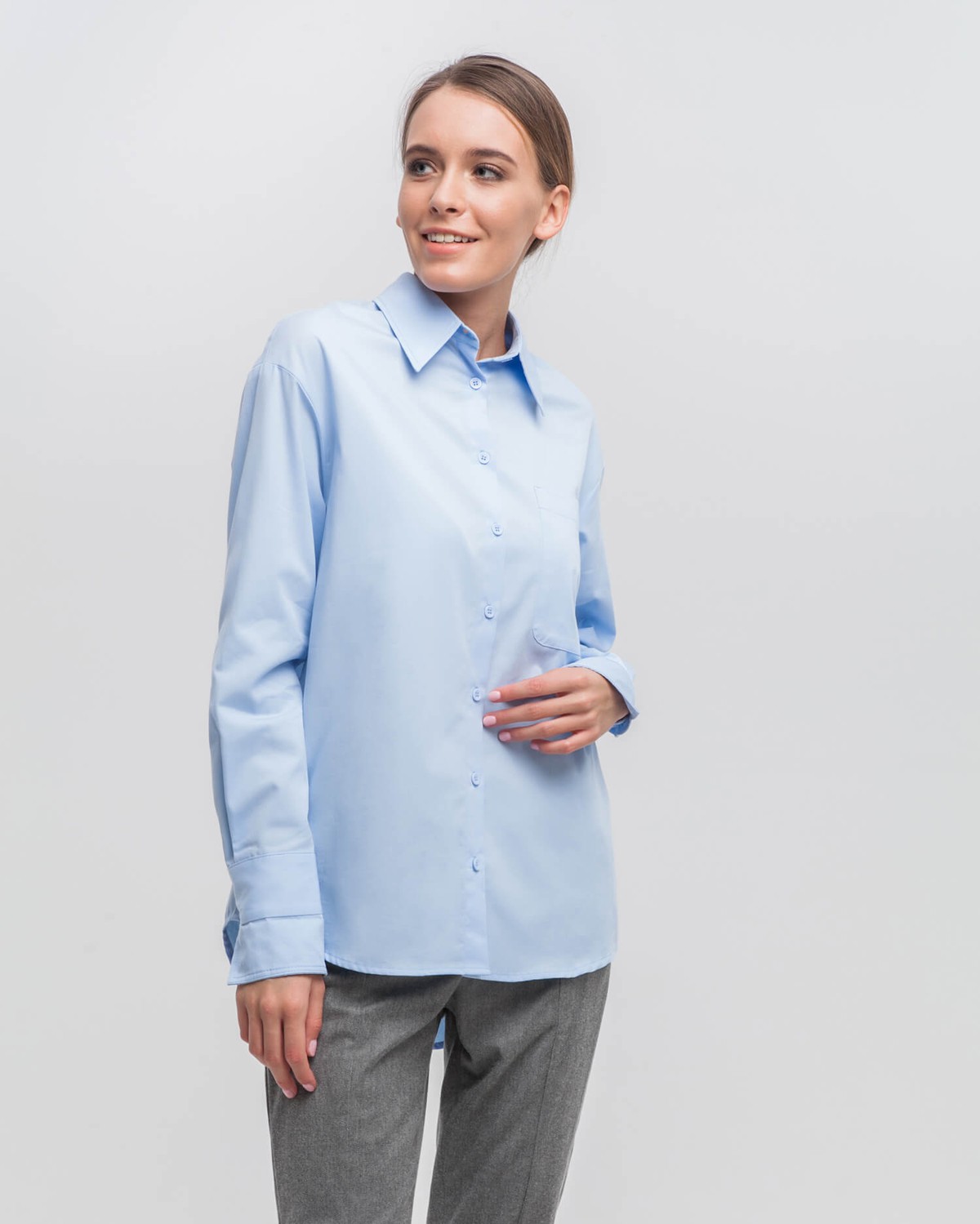 Свободная рубашка прямого кроя из хлопка с удлиненными манжетами на рукавах. Дополнена карманом на груди. Современная альтернатива базовой белой рубашке. Сочетайте ее с костюмами, брюками и юбками для создания деловых образов.