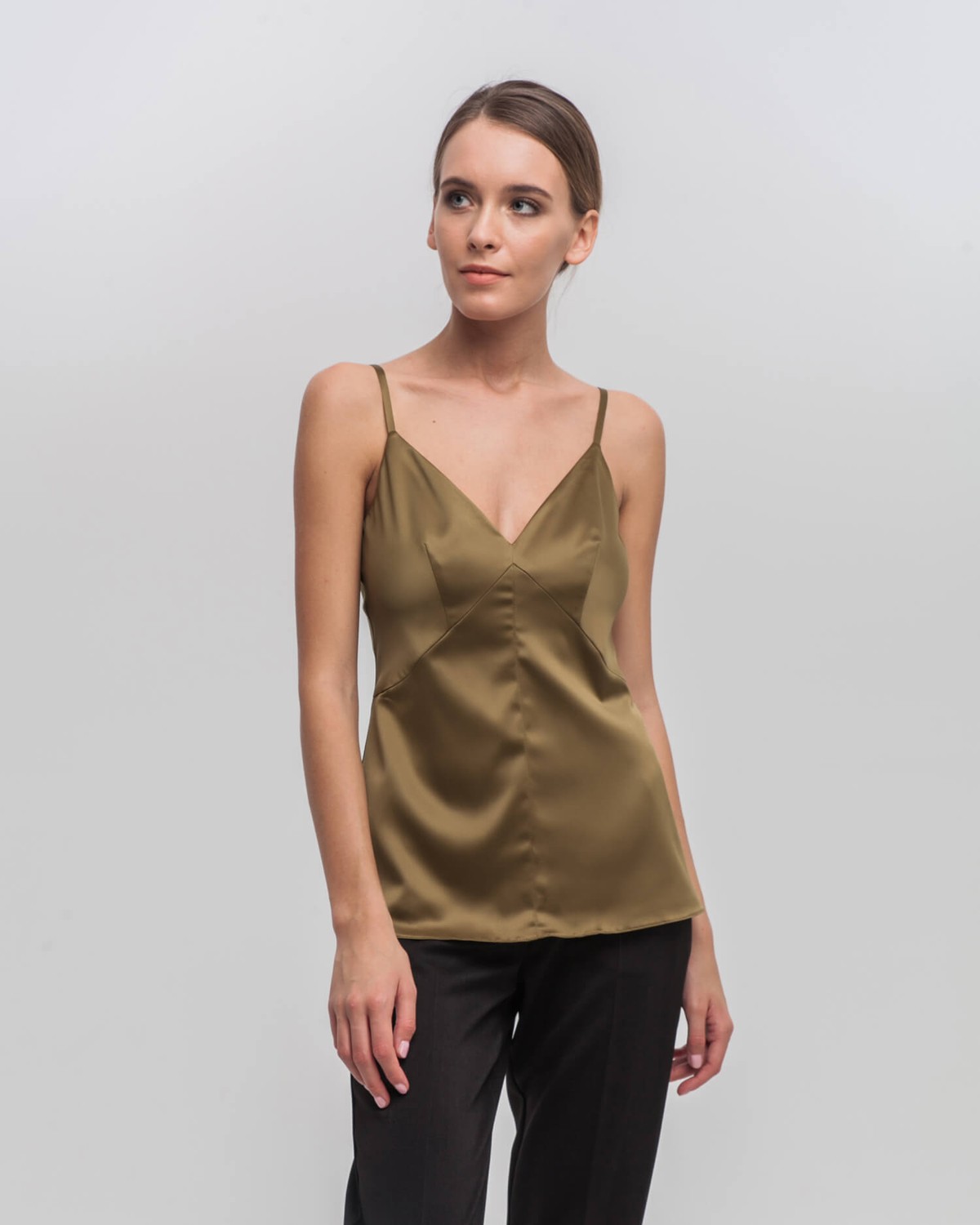 Топ в бельевом стиле с застежкой на молнию и крючок. Регулируемые бретели и двойные чашечки позволяют носить топ без белья. С ним можно собрать как изысканный вечерний, так и стильный деловой образ.