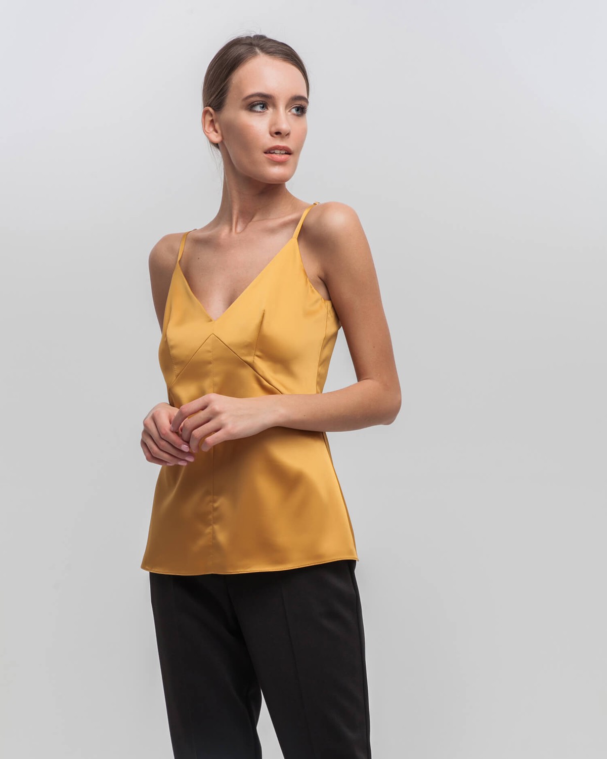 Топ ТО004, цвет: янтарный Allweneed Топ в бельевом стиле с застежкой на молнию и крючок. Регулируемые бретели и двойные чашечки позволяют носить топ без белья. С ним можно собрать как изысканный вечерний, так и стильный деловой образ.