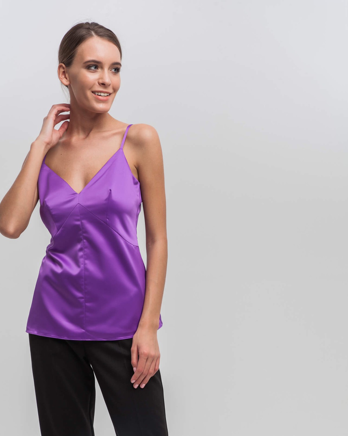 Топ ТО004, цвет: фиолетовый Allweneed Топ в бельевом стиле с застежкой на молнию и крючок. Регулируемые бретели и двойные чашечки позволяют носить топ без белья. С ним можно собрать как изысканный вечерний, так и стильный деловой образ.