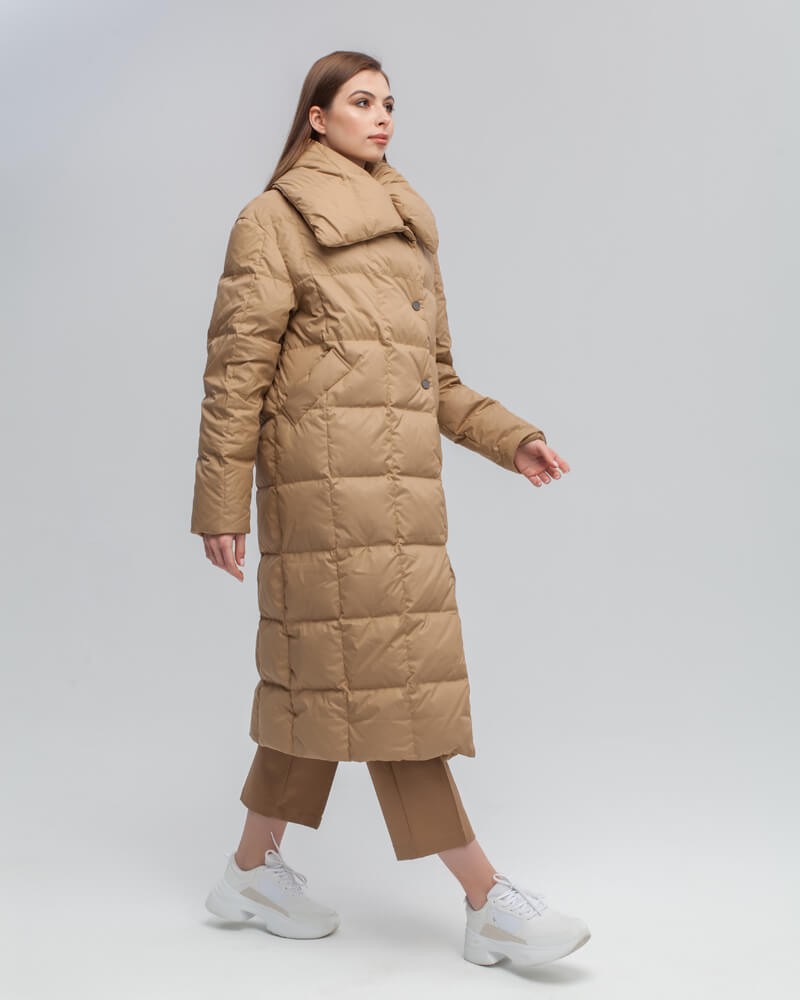 Пуховик-одеяло, цвет: бежевый Allweneed Стеганый пуховик - пик популярности в этом сезоне. Данная модель дополненавысоким воротом. Он позволяет носить пуховик без шарфа.
Изделие дополнено втачными карманами.Застежка на кнопки.
У модели удобный крой рукава, что позволяет подвернуть или укоротить его.
Защищает от ветра и дождя, держит тепло до -25.
На модели размер XS/S