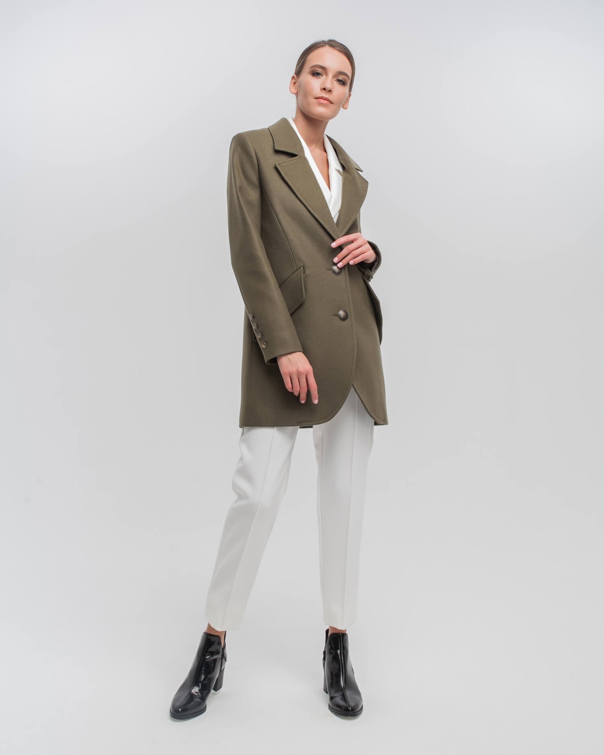 Пальто-жакет прямого силуэта с металлическими пуговицами и втачаным рукавом и клапанами на карманах. Выполнено из плотной шерсти на подкладе с декоративными отстрочками по всему изделию и шлицей сзади.
Современный крой пальто подчеркивает женственность и позволяет создавать трендовые образы как в деловом, так и в романтичном стиле

На модели размер XS