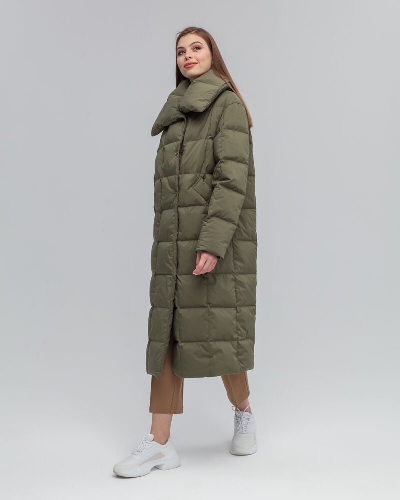 Стеганый пуховик - пик популярности в этом сезоне. Данная модель дополненавысоким воротом. Он позволяет носить пуховик без шарфа.
Изделие дополнено втачными карманами.Застежка на кнопки.
У модели удобный крой рукава, что позволяет подвернуть или укоротить его.

Защищает от ветра и дождя, держит тепло до -25.

На модели размер XS/S