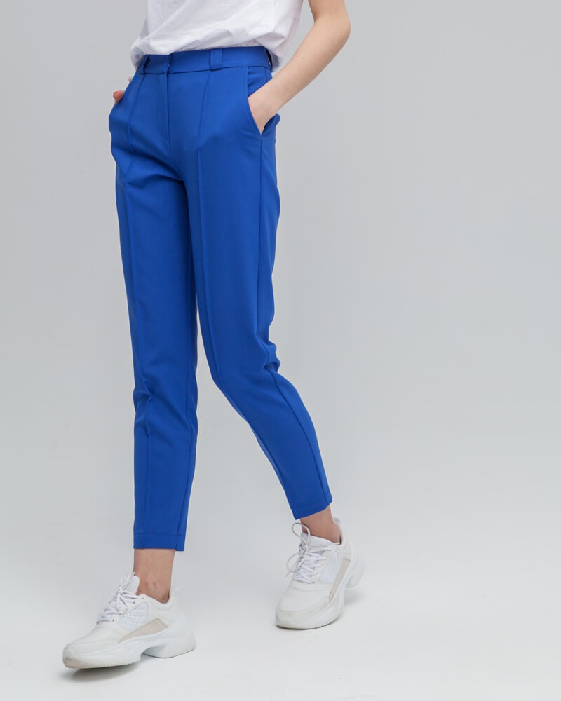 Брюки PA004-1, цвет: синий Allweneed Зауженные к низу брюки полуприлегающего силуэта со средней посадкой и застежкой на молнию и крючки. Посадка на талии и стрелка визуально удлиняют ноги и делают ваш образ более собранным и элегантным.