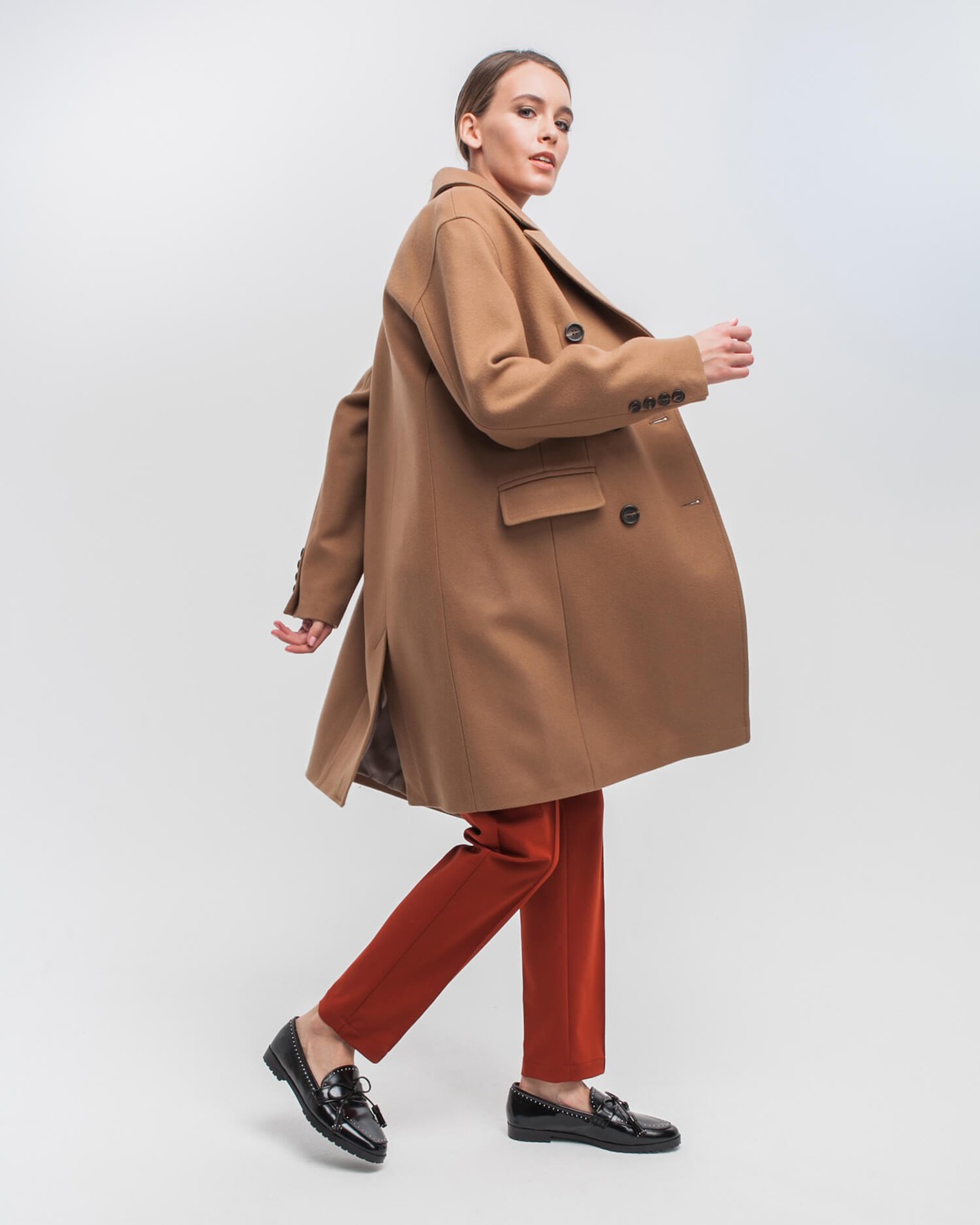 Укороченное двубортное пальто прямого кроя. Модель с английским воротником, дополнена пуговицами и клапанами на карманах. Декоративные отстрочки добавляют фактурыи делают лаконичное изделие стильным.

На модели размер XS