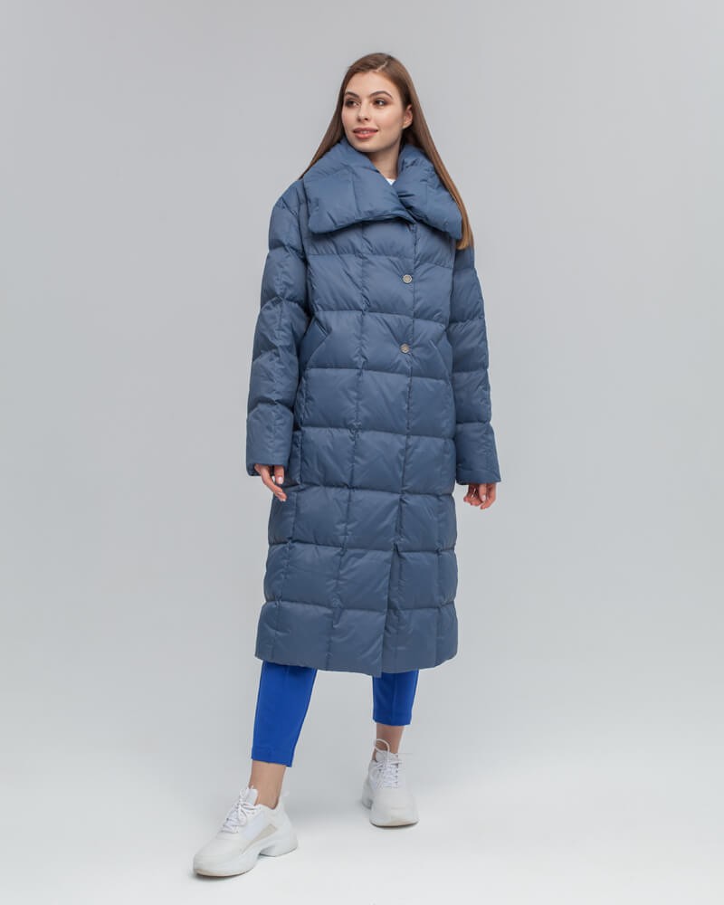 Стеганый пуховик - пик популярности в этом сезоне. Данная модель дополненавысоким воротом. Он позволяет носить пуховик без шарфа.
Изделие дополнено втачными карманами.Застежка на кнопки.
У модели удобный крой рукава, что позволяет подвернуть или укоротить его.

Защищает от ветра и дождя, держит тепло до -25.

На модели размер XS/S