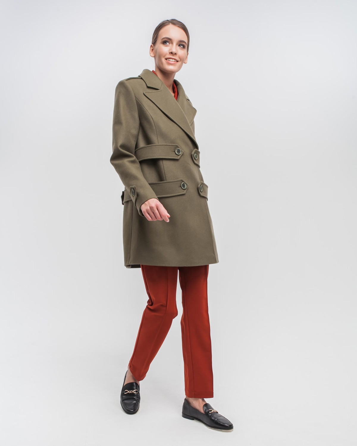 Пальто CO039, цвет: хаки Allweneed Укороченное двубортное пальто силуэта трапеция с застежкой на кнопки дополнено декоративными пуговицами, хлястиками и погонами. Стильная альтернатива пальто-жакету, которое подойдет как миниатюрным девушкам, так и девушкам среднего и высокого роста
На модели размер XS