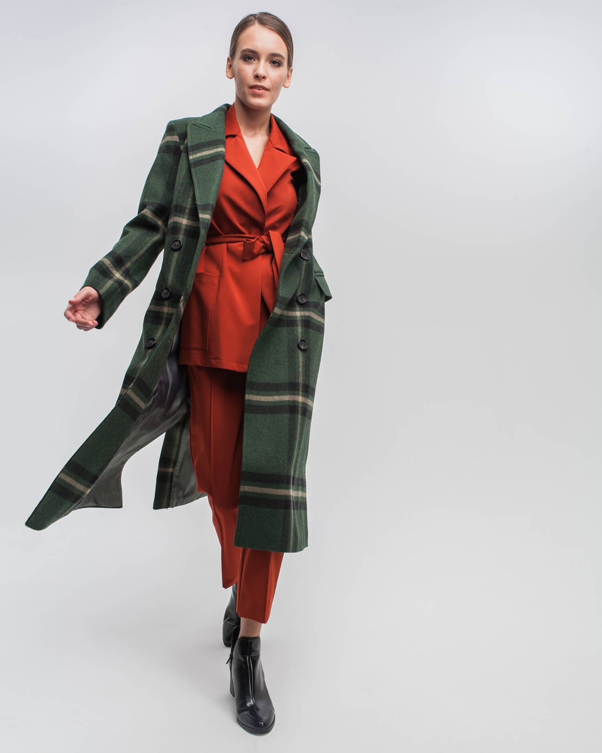 Двубортное пальто прямого кроя длины миди из плотной шерсти на подкладе с двумя шлицами. Доволнено хлястиком на спинке.
Структурированный силуэт пальто идеально подойдет для создания деловых образов на каждый день.

На модели размер XS