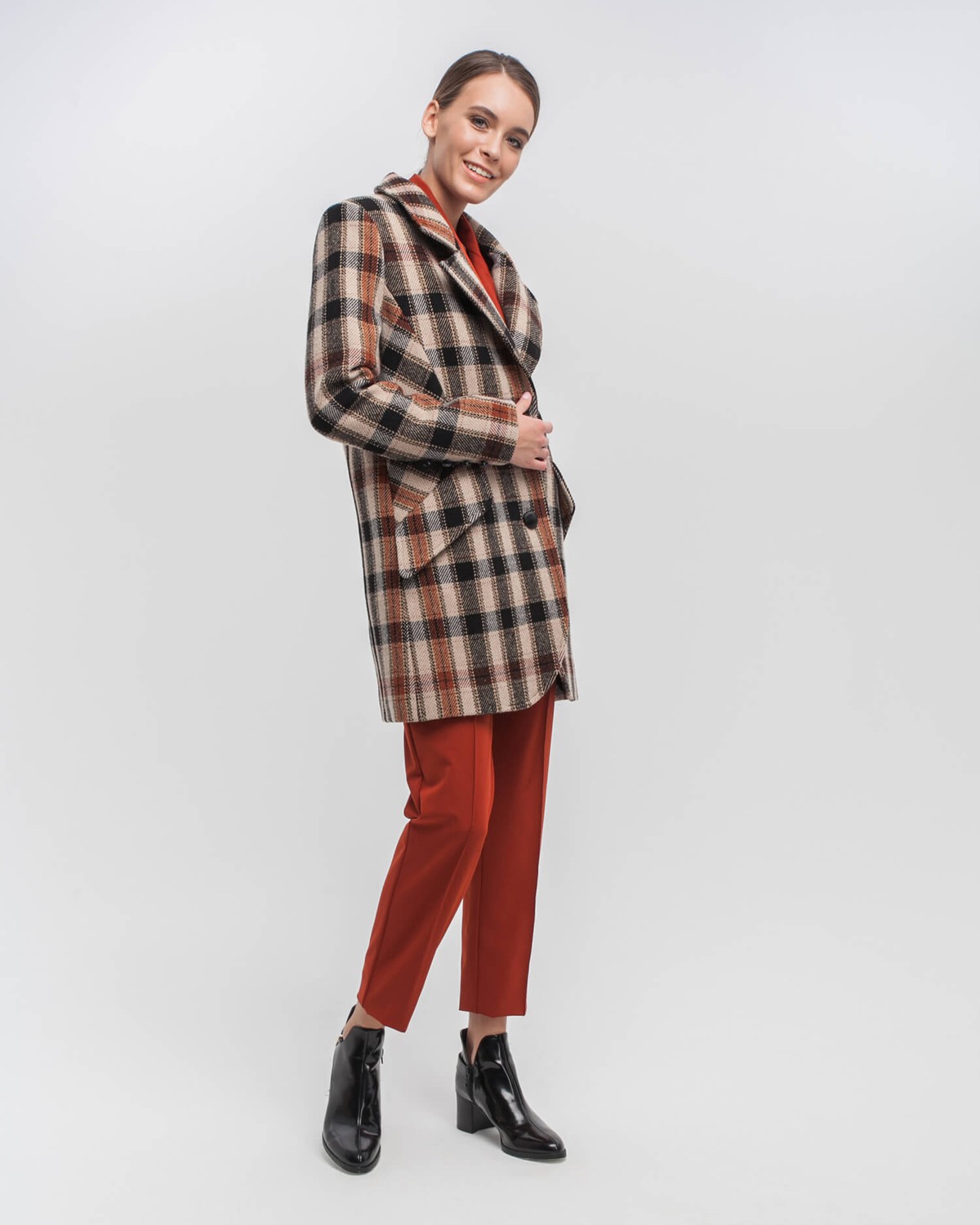 Пальто-жакет прямого силуэта с металлическими пуговицами и втачаным рукавом и клапанами на карманах. Выполнено из плотной шерсти на подкладе с декоративными отстрочками по всему изделию и шлицей сзади.
Современный крой пальто подчеркивает женственность и позволяет создавать трендовые образы как в деловом, так и в романтичном стиле

На модели размер XS