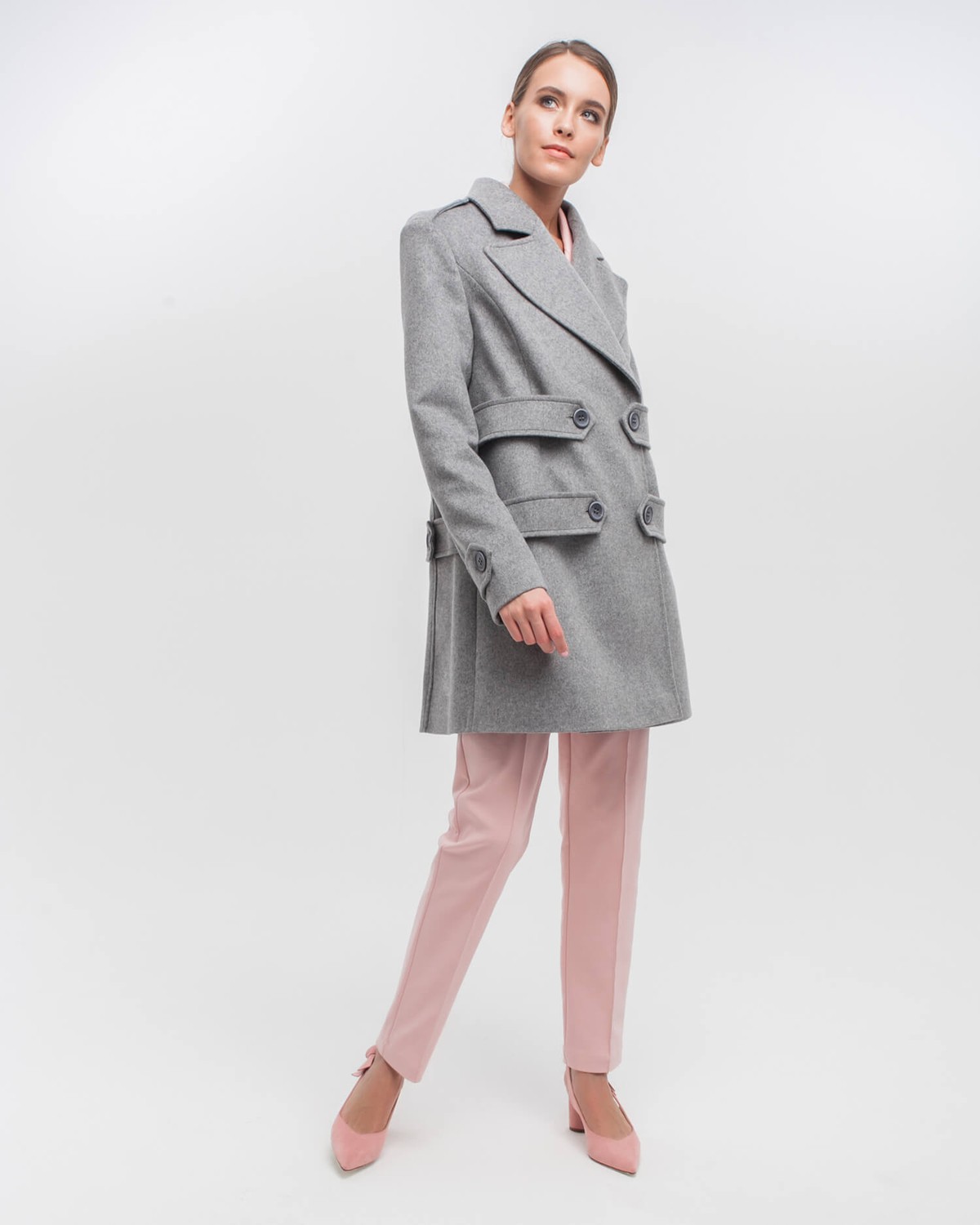 Укороченное двубортное пальто силуэта трапеция с застежкой на кнопки дополнено декоративными пуговицами, хлястиками и погонами. Стильная альтернатива пальто-жакету, которое подойдет как миниатюрным девушкам, так и девушкам среднего и высокого роста

На модели размер XS