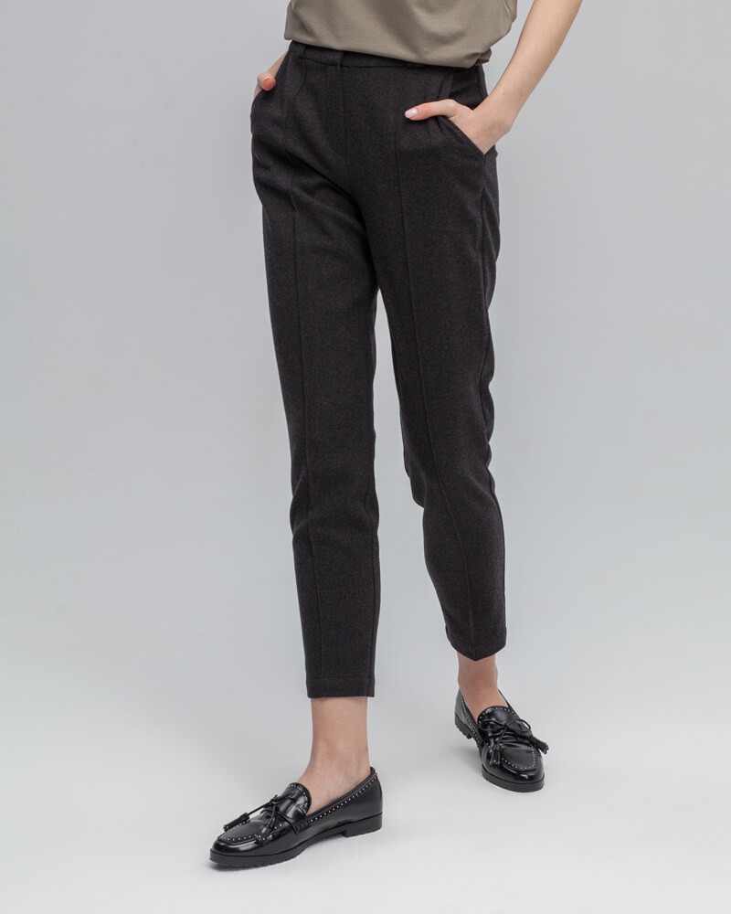 Зауженные к низу брюки полуприлегающего силуэта со средней посадкой и застежкой на молнию и крючки. Посадка на талии и стрелка визуально удлиняют ноги и делают ваш образ более собранным и элегантным.