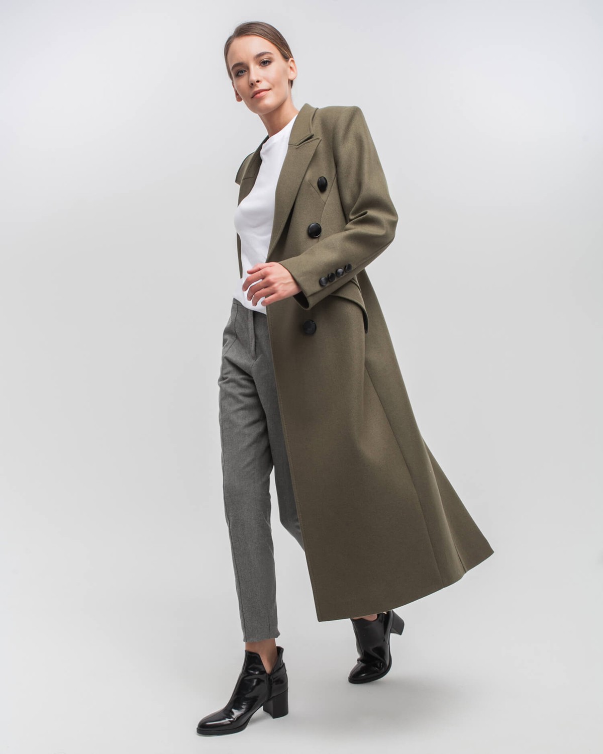 Двубортное пальто приталенного силуэта длины миди с клапанами на карманах. Четкая линия пальто плеч и клапаны на карманах в сочетании с приталенным силуэтом формирует идеальную фигуру-песочные часы.

На модели размер XS