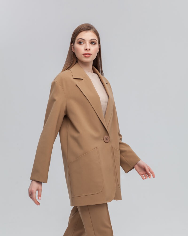 Жакет однобортный свободного кроя, цвет: бежевый Allweneed Однобортный жакет свободного кроя из фактурной ткани с содержанием шерсти, - еще одна вариация любимого всеми стиля smart-casual. Расслабленный силуэт данной модели отлично подойдет для создания повседневных образов.
На модели размер XS