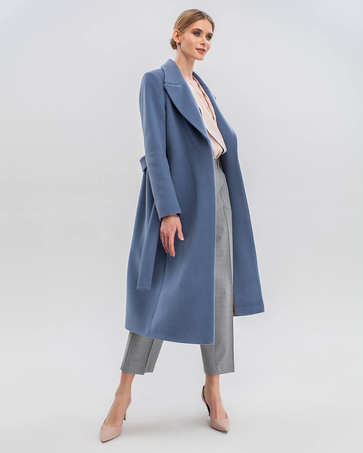 Пальто-халат Carrie NEW, цвет: серо-голубой Allweneed Пальто из плотной шерсти на подкладе. Модель прямого силуэта с английским воротником, классической линией плеча. Дополнено двумя вместительными втачными карманами и поясом из основного материала.
Женственный силуэт пальто и пояс, подчеркивающий талию, делает эту модель идеальным вариантом для любителей классики.
На модели размер XS