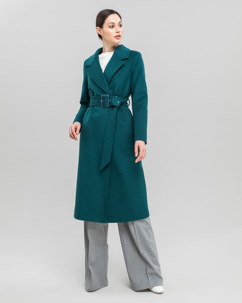 Пальто-халат зимнее с поясом с пряжкой, цвет: изумрудный Allweneed Утепленное пальто-халат с втачанным рукавом классической посадки и английским воротником. Дополнено поясом с пряжкой в тон изделия. Благодаря утонченному крою и утеплителю в подкладке с пальто можно создавать элегантные и женственные зимние образы.
Модель будет согревать вас до -10 градусов.
На модели размер XS