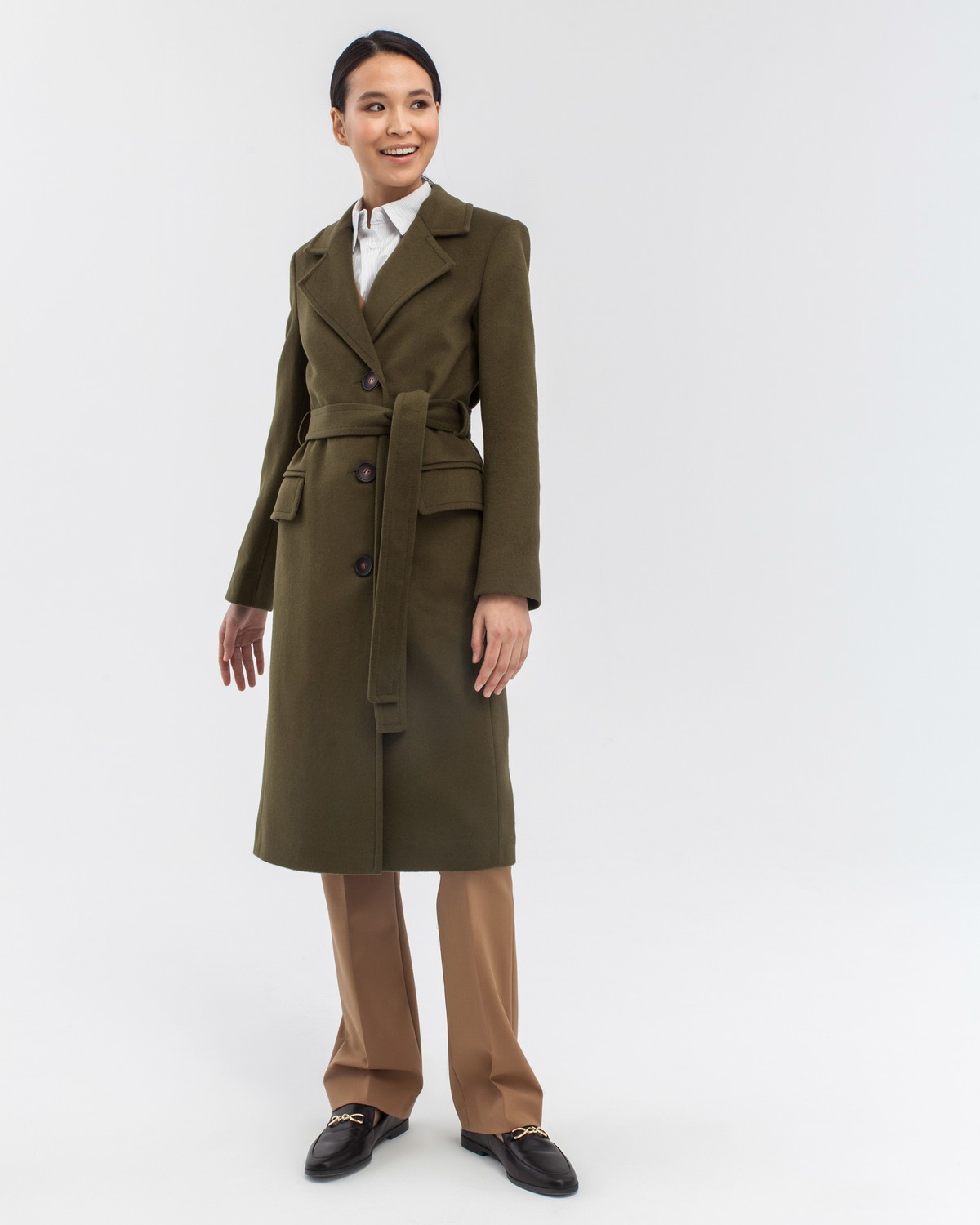 Пальто из плотной шерсти на подкладке. Модель прямого силуэта санглийским воротником и классической линией плеча, застегивается на пуговицы, дополнено двумя вместительными карманами с клапаном и поясом в тон изделия. Модель средней длины хорошо смотрится как на миниатюрных, так и на высоких девушках.

На модели размер XS
